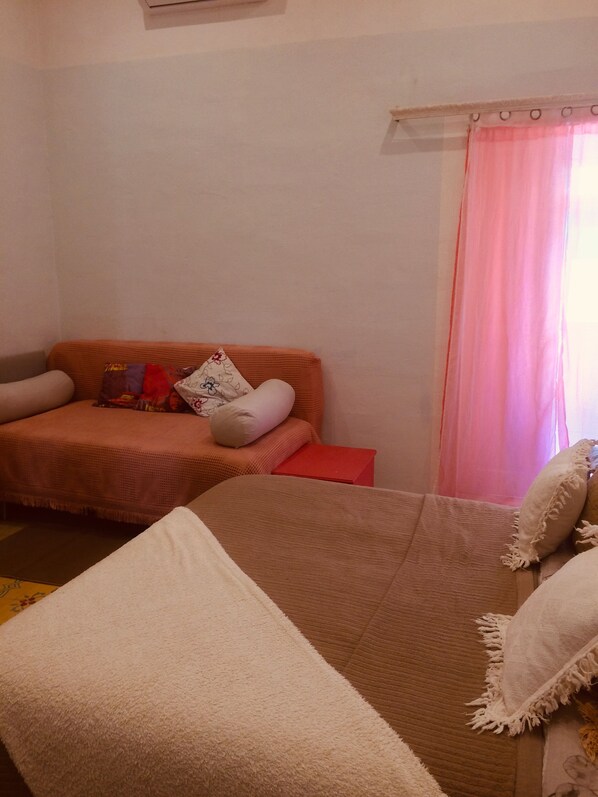2 bedrooms, iron/ironing board, Internet, bed sheets