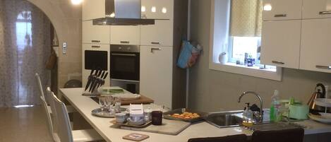 Lava-louças, cafeteira/chaleira, talheres/pratos/utensílios de cozinha