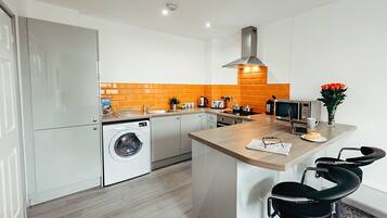 The Eureka! Family Apartment 216 | Private kitchen | Fridge, microwave, oven, stovetop