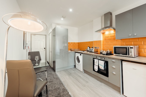 Lemari es, microwave, oven, dan kompor