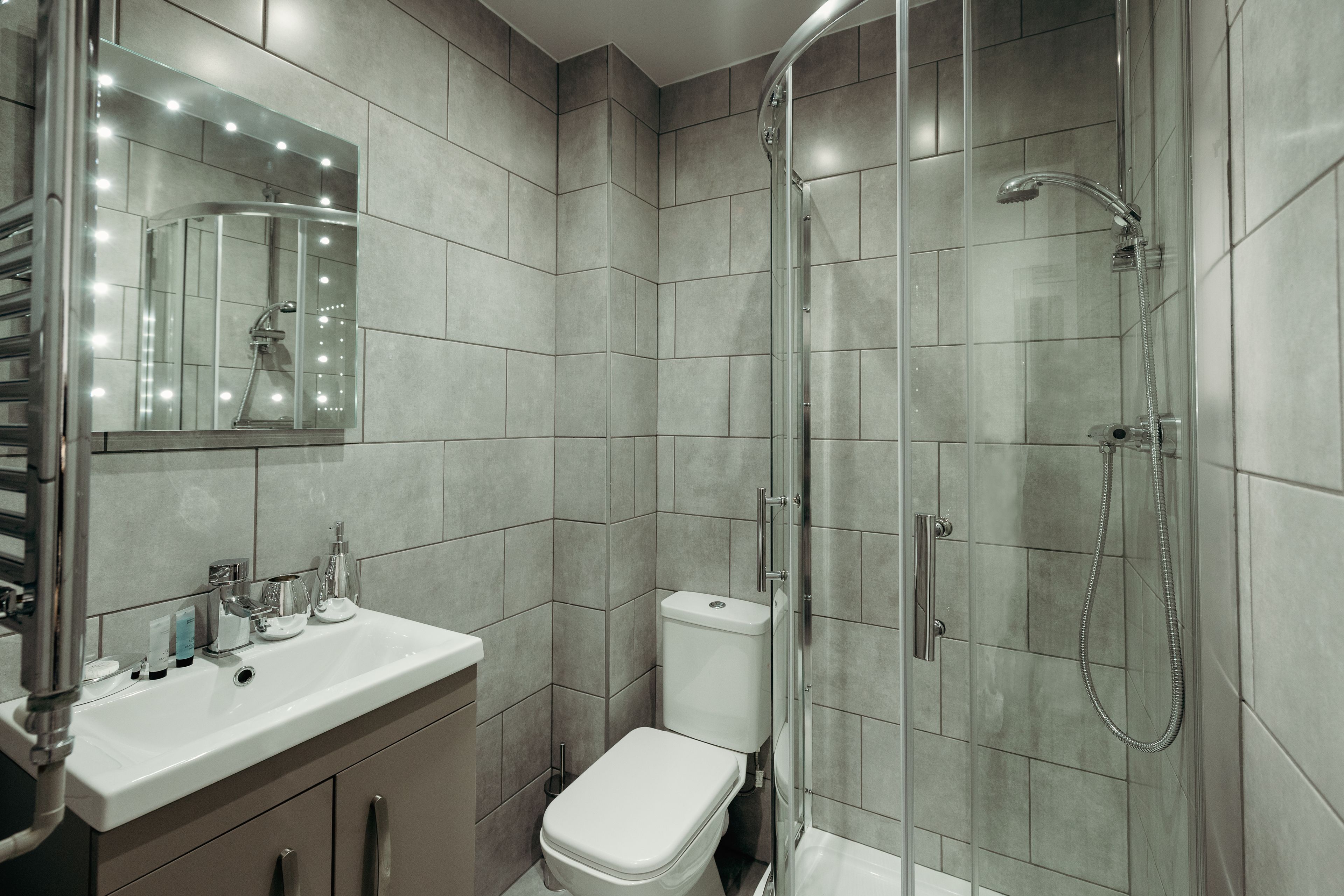 Regadera, amenidades de baño gratuitas, secadora de cabello, toallas 