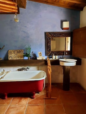 Badewanne, Haartrockner, Handtücher