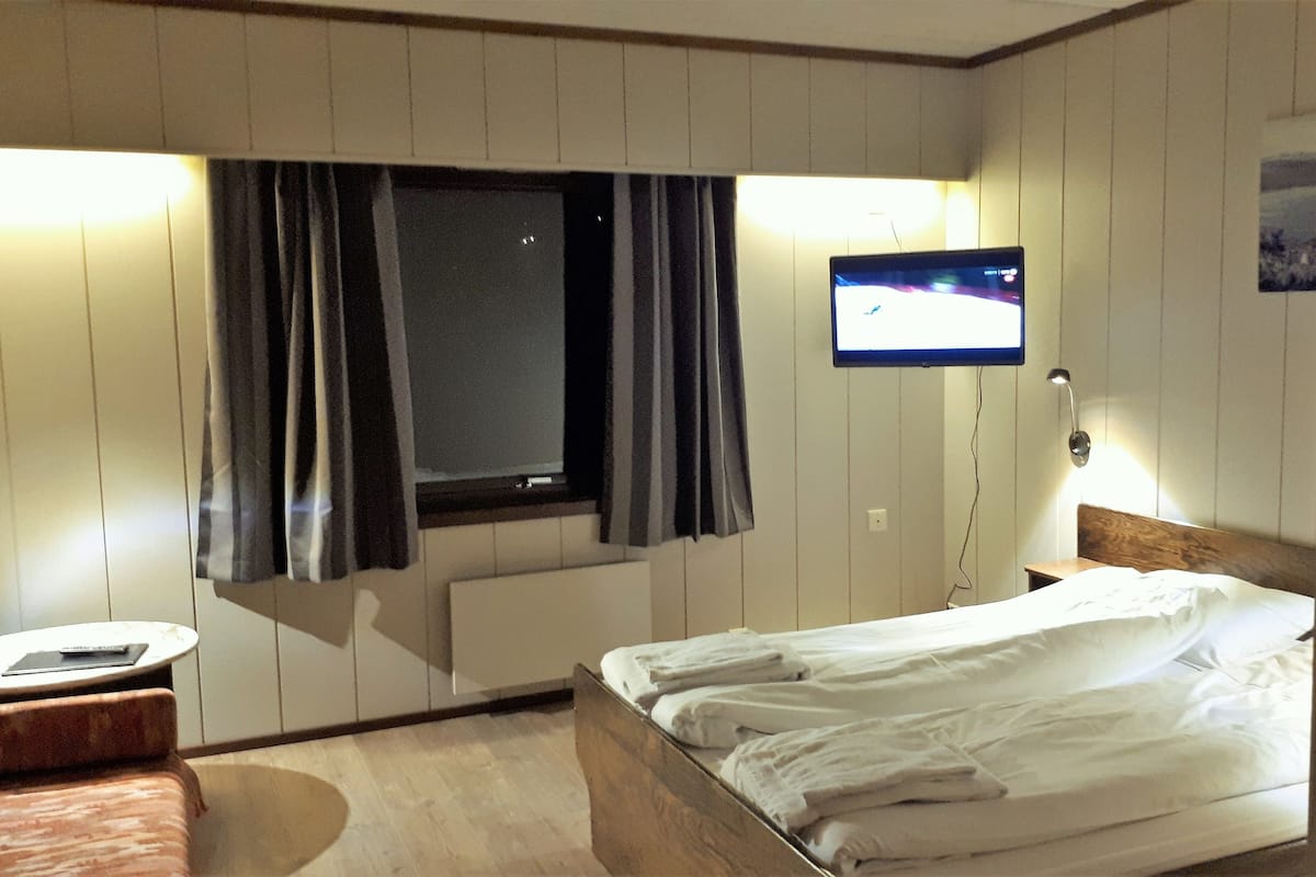 Soundproofing, free WiFi, bed sheets