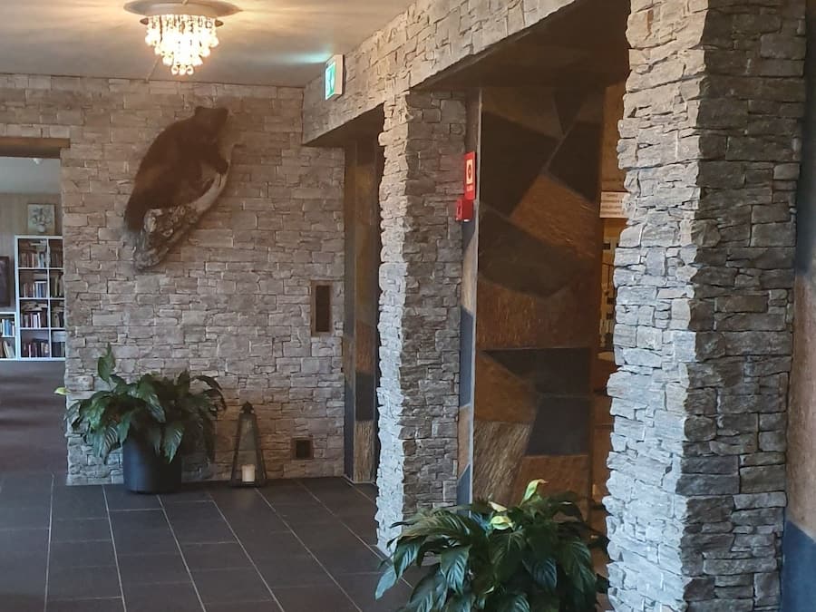 Coin salon dans le hall