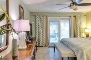 3 bedrooms, desk, iron/ironing board, free WiFi - Dolphin House Charmer Yard Near Waterfront (Gulfport)