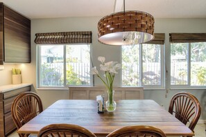 Dining - Dolphin House Charmer Yard Near Waterfront (Gulfport)