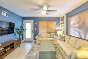 Smart TV, Netflix, books, streaming services - Dolphin House Charmer Yard Near Waterfront (Gulfport)