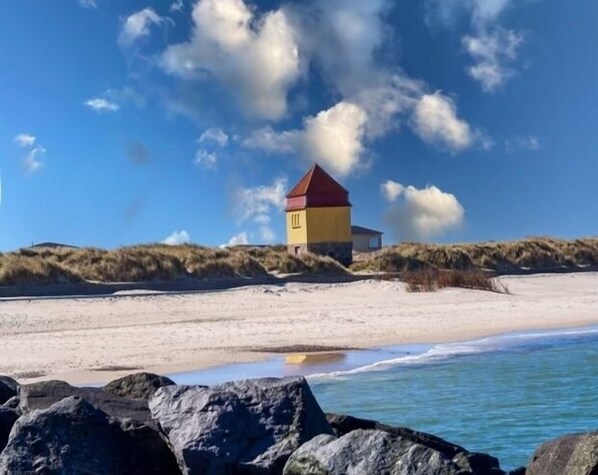 På stranden og solsenger