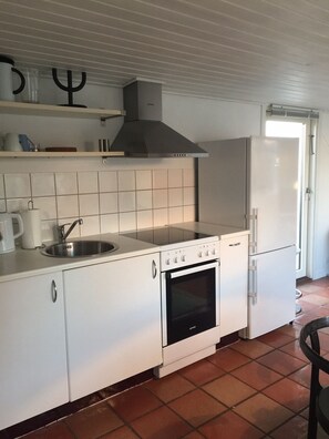 Fridge, oven, stovetop, coffee/tea maker