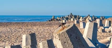 Sulla spiaggia, lettini da mare