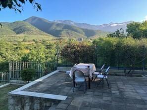 Outdoor dining - Spacious and secluded Architectural gem with stunning mountain views.   (Cabecera Municipal San Andres Huayapam)