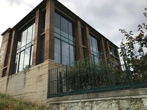 Ein modernes Gebäude mit großen Fenstern und einer Ziegel-Fassade.