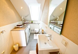 Een douche, een haardroger, handdoeken, zeep