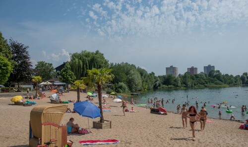 Design apartment for 3-5 people with south-facing loggia and garden view. Near the lake!