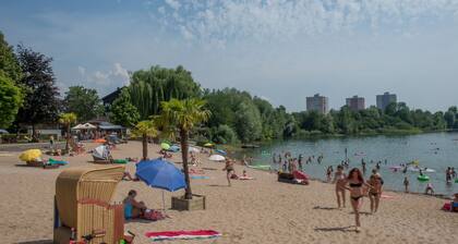 Design apartment for 3-5 people with south-facing loggia and garden view. Near the lake!