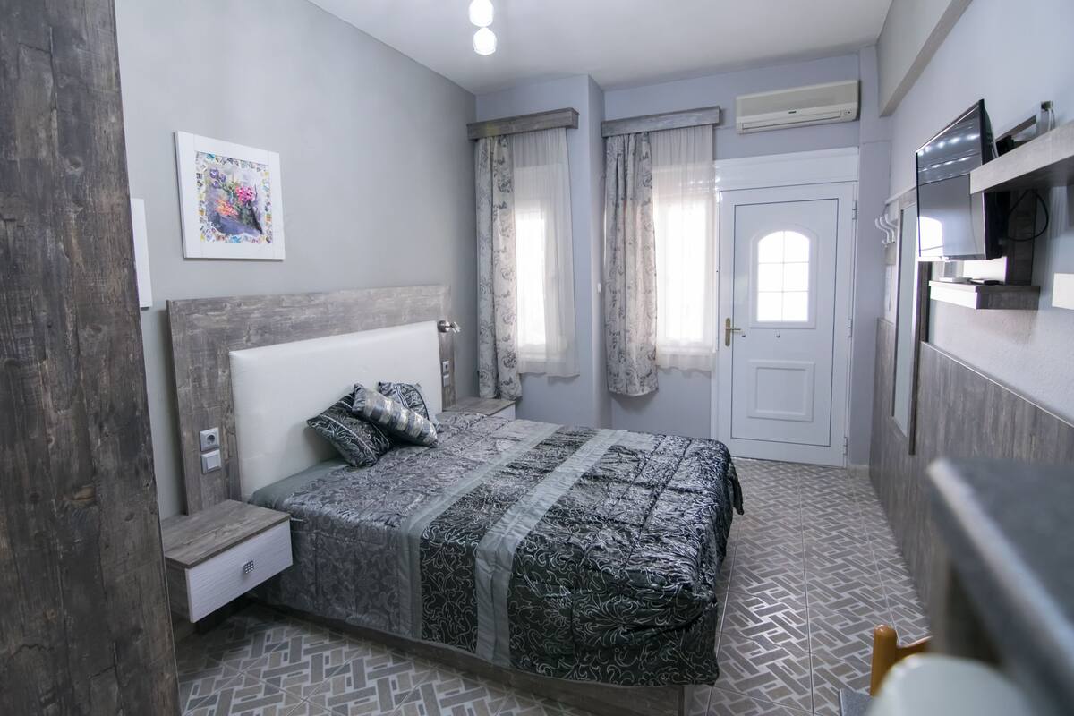 Hypo-allergenic bedding, individually furnished, soundproofing