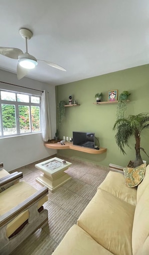 TV, pebolim, mesa de pingue-pongue