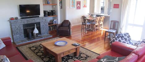 Smart-TV, Netflix, DVD-Player, Tischtennisplatte