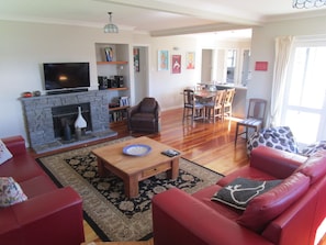 Smart TV, Netflix, DVD player, table tennis
