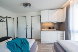 Schreibtisch, Reisekinderbett, kostenloses WLAN, Bettwäsche