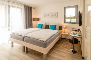 Escritorio, cuna de viaje, wifi gratis y ropa de cama 