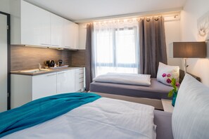 Bureau, lit parapluie, Wi-Fi gratuit, draps fournis