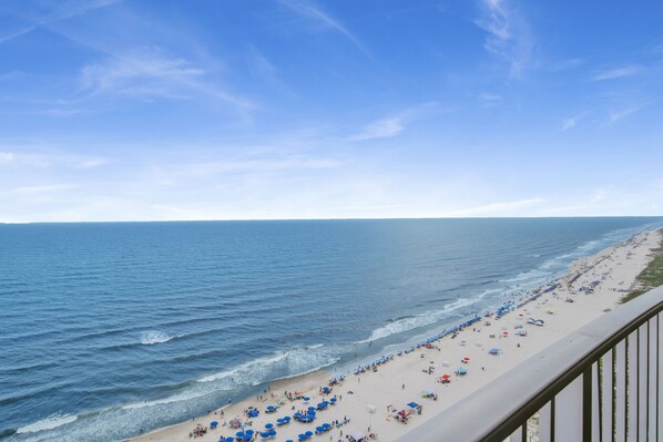 Rannalla, aurinkotuoleja