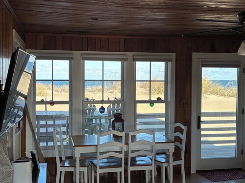 ¡NUEVO EN EL MERCADO!  Vintage 1950 Oceanfront Cottage - restaurado y actualizado con amor!