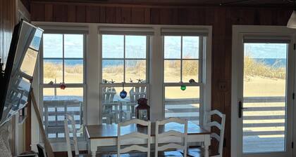 ¡NUEVO EN EL MERCADO! Vintage 1950 Oceanfront Cottage - restaurado y actualizado con amor!