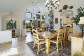 Dining - Mountain High Retreat- Mountain Views, Hot Tub, Pool Table & Close to Downtown Breck (Breckenridge)