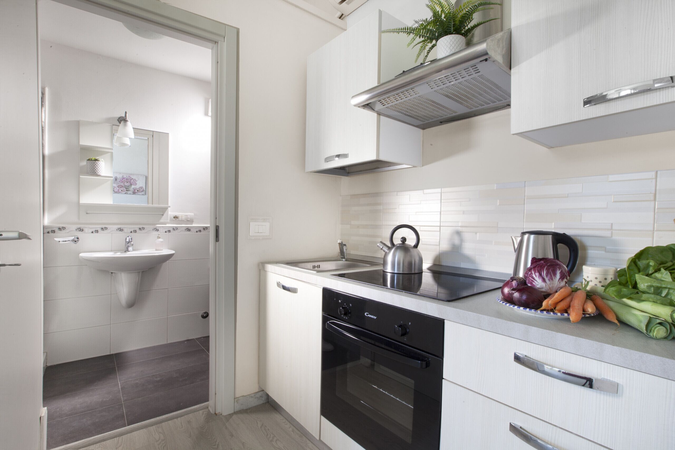 Refrigerador, horno, lavavajillas y cafetera y tetera 