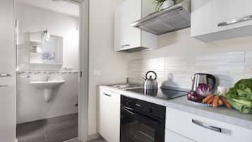 Refrigerador, horno, lavavajillas y cafetera y tetera