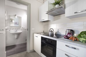 Fridge, oven, dishwasher, coffee/tea maker