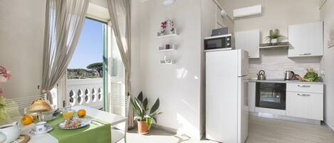 Kühlschrank, Ofen, Geschirrspüler, Wasserkocher mit Kaffee-/Teezubehör