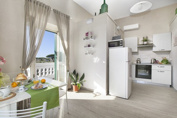 Fridge, oven, dishwasher, coffee/tea maker