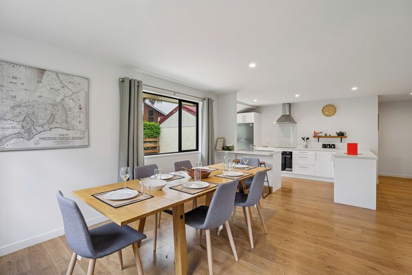 Dining - Rees on Reid - Arrowtown Holiday Home (Arrowtown)