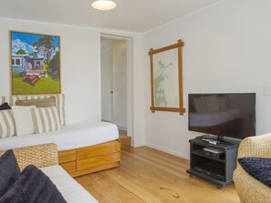 2 bedrooms, iron/ironing board, bed sheets