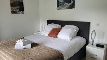 2 habitaciones, tabla de planchar con plancha, wifi y ropa de cama