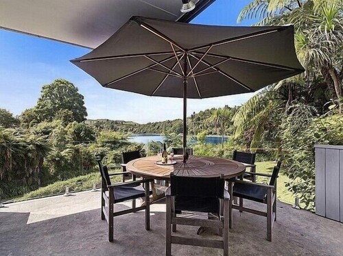 Lake House and Studio - Lake Rotoiti Holiday Home