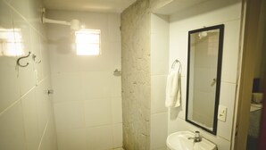 Shower, towels, soap, shampoo - Pousada Sol Nascente (João Pessoa)