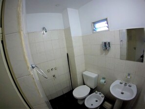 Tabla de planchar con plancha, wifi gratis y ropa de cama