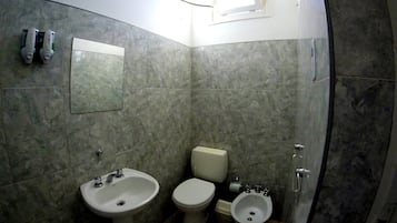 Douche, douche à « effet pluie », articles de toilette gratuits, bidet