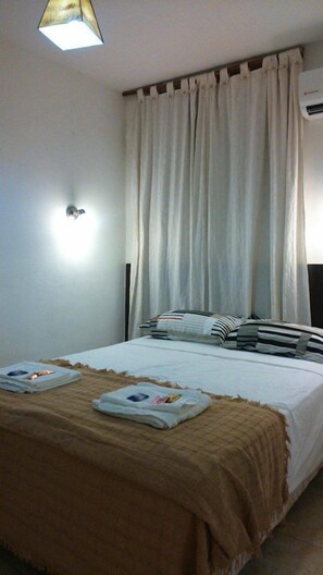 Tabla de planchar con plancha, wifi gratis y ropa de cama