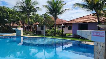 Piscine couverte, 2 piscines extérieures, parasols de plage
