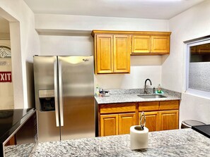 Fridge, microwave, oven, stovetop - Anna’s Joye Chatham , 1 Kent Avenue , Montego Bay (Montego Bay)