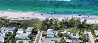 Adorable Cottage ONLY STEPS to Anna Maria Beach, No Roads to Cross! FREE WiFi...