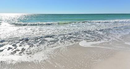 Adorable Cottage ONLY STEPS to Anna Maria Beach, No Roads to Cross! FREE WiFi & Trolley