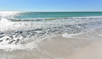 Adorable Cottage ONLY STEPS to Anna Maria Beach, No Roads to Cross! FREE WiFi & Trolley