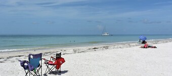 Adorable Cottage ONLY STEPS to Anna Maria Beach, No Roads to Cross! FREE WiFi...