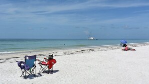 Beach nearby, beach towels - Adorable Cottage ONLY STEPS to Anna Maria Beach, No Roads to Cross! FREE WiFi & Trolley (Anna Maria)